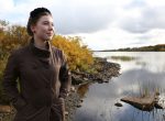 Jugendliche am Ufer eines Flusses - Filmstill aus "Activist"