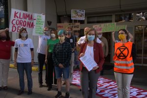 Aktivistinnen und Aktivisten übergeben Ministerin Leonore Gewessler Forderungen des "Klima-Corona-Paket"