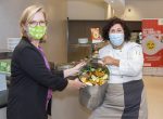 Ministerin Leonore Gewessler mit "UP"-Küchenleiterin Susanne Franke