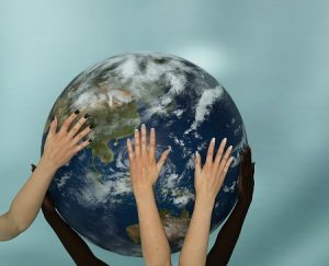 Mehrere Personen halten die Weltkugel © Pixabay
