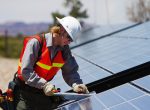 Mann arbeitet an einem Solarpanel