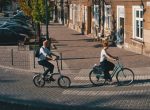 Zwei Personen fahren mit dem Rad durch Krakau