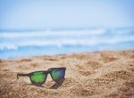 Sonnenbrille am Sandstrand